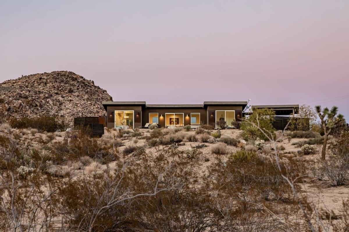 Shelter 2 L A Classic At Joshua Tree Park Entrance Kültér fotó