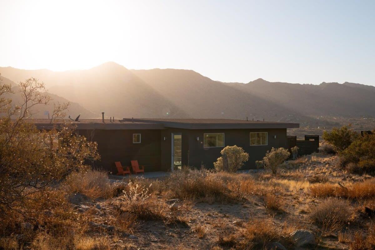 Shelter 2 L A Classic At Joshua Tree Park Entrance Kültér fotó