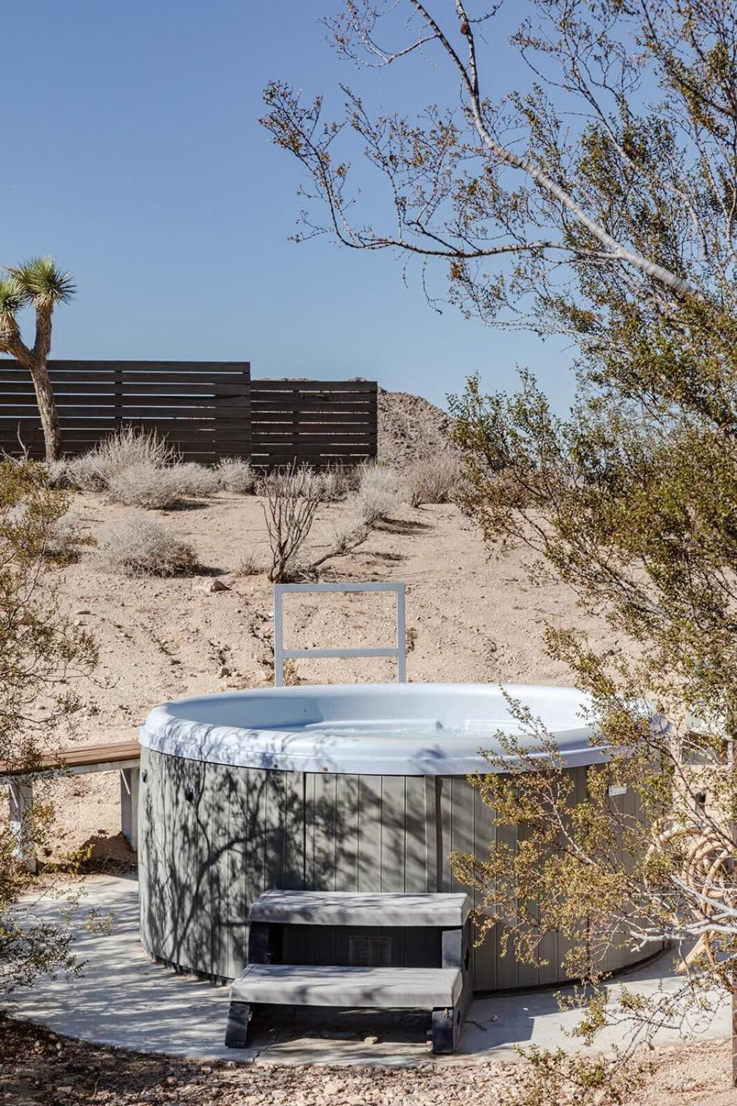 Shelter 2 L A Classic At Joshua Tree Park Entrance Kültér fotó